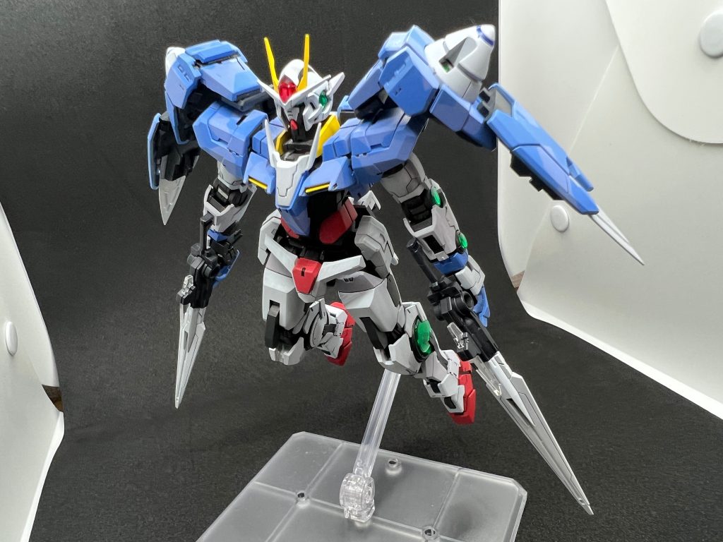 どういう塗装にしようかといろいろ調べてたところメタルビルドにデザイナーズブルーというのがあったので採用してみました。全体的に淡いパステル調にするため白を混ぜる（赤はイマイチでした）青はスプリッター迷彩にする（フィニッシャーズの21パープルとジェネシスブルーを採用）（珍しく）デカールは無し