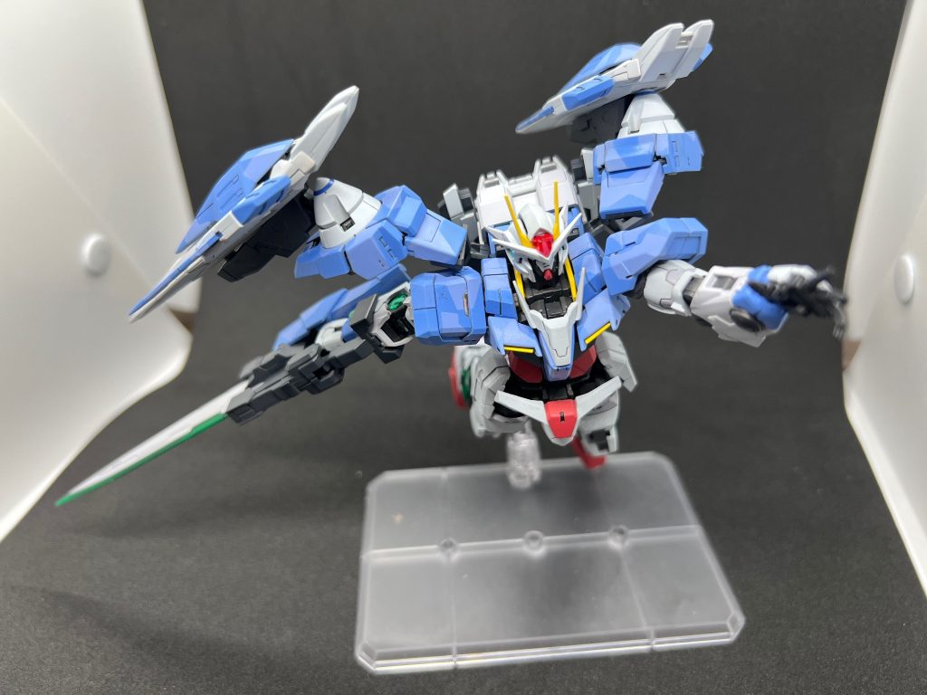 原作最終話でリボンズガンダムに斬りかかるポーズが一番好き。重厚感があり、ビコーンならぬブオーンと目が光るエフェクトが最高です。