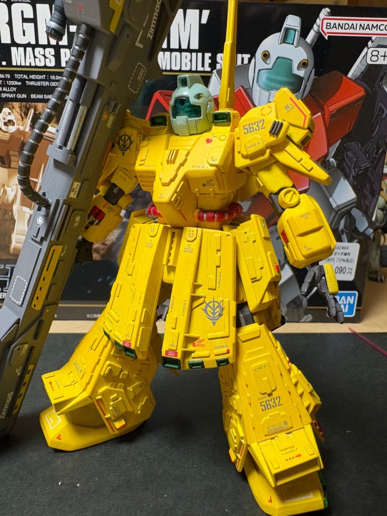 このお顔は大きいので、今の長い顔をプラ板で作りました(zaku-kao8)適当に積層してから彫って作った感じです(zaku-kao8)