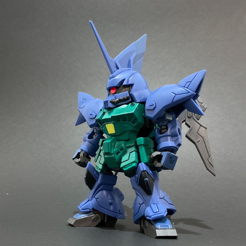 　本体のブルーは成形色がガトー機色っぽかったのでそのまま活かしました。それでも色の足りない所だけ近似色の水ホビ水星の魔女カラーのエアリアル改修型ブルーで塗っています。胴体のグリーンと黄色はダイソーのアクリルマーカーで塗りました。