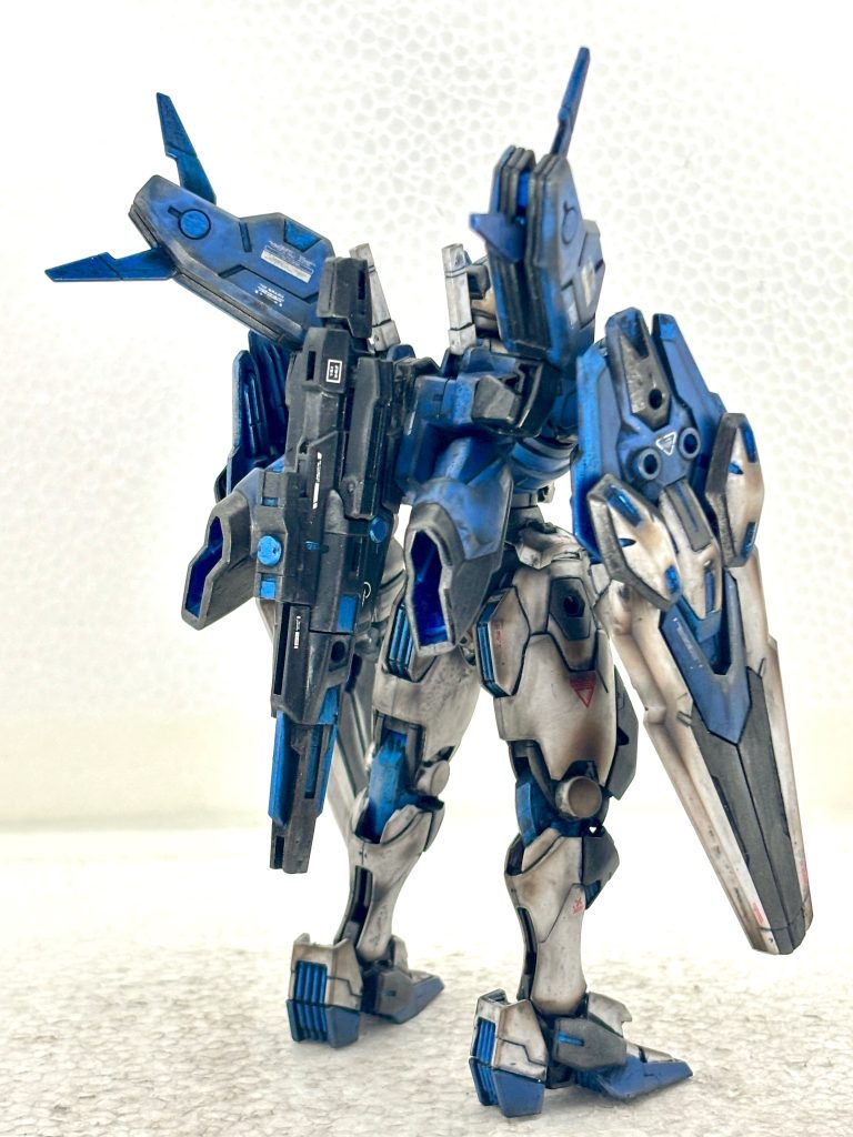 立ち姿。背面。