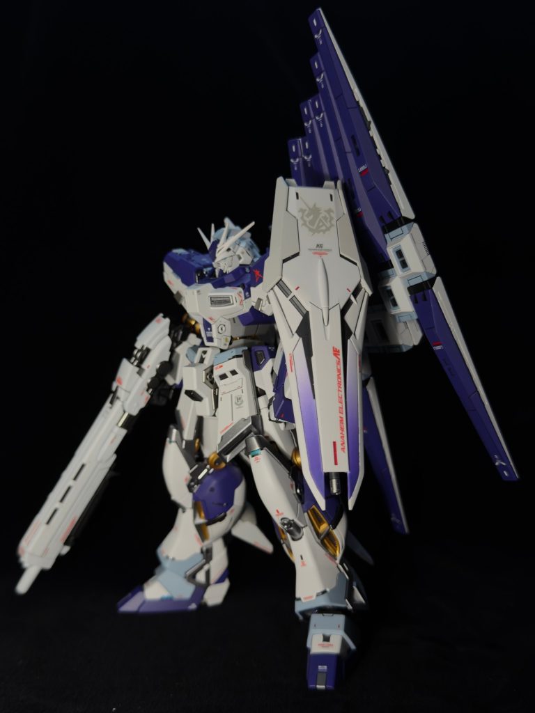 今回、RGのハイニューを作る上で、メタルビルドの仕様に感化され、敢えてνのようなアシンメトリーのレイアウトで製作しました。
