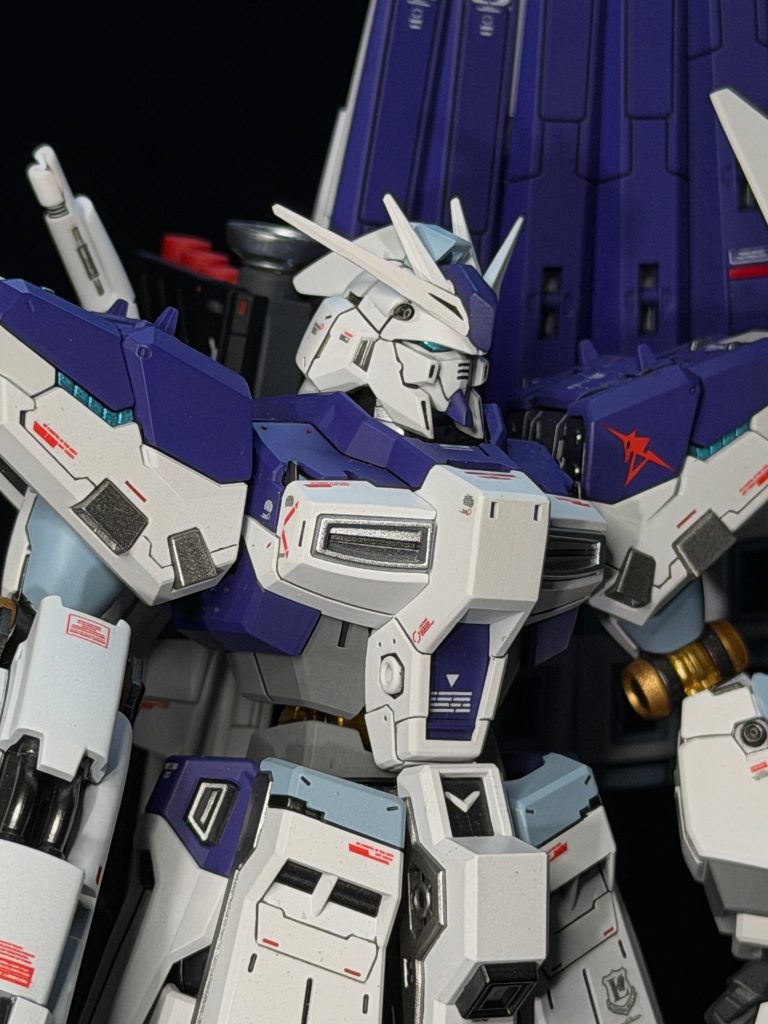 デカールは主にホビージャパンモデラーズのオリジナルデカールを使用。マーキング等はハイニュー用デカール等のガンダムデカールをあしらいました。頭部のブレードアンテナは、ハイニュー用だと角度が付きすぎなイメージなので、νガンダム用のものを拝借。