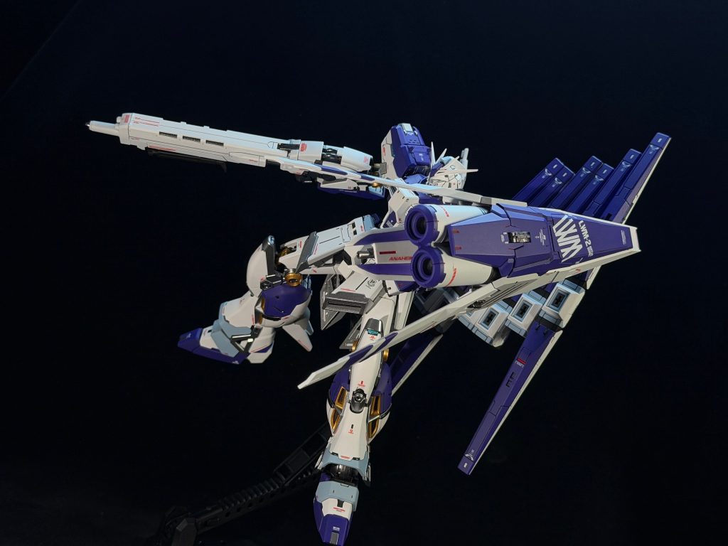 ちなみに、シールドもνのものを使っているので、マウント用のパーツを一部自作しました。(具体的にはマウント位置をずらして、なるべくファンネル部分に干渉しない、かつプロポーションも損なわないように作りました。)