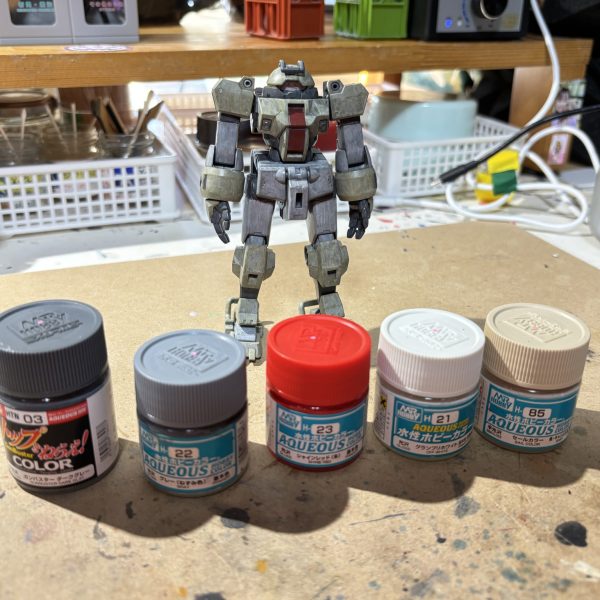 筆塗りの２色目完了しました。全体的に黄色に寄ったデザートカラー的な感じにしたいという思惑でしたが、そもそも取説の設定画のカラーリングはこっちの方のイメージでした。（完成見本や成型色は緑寄り）（3枚目）
