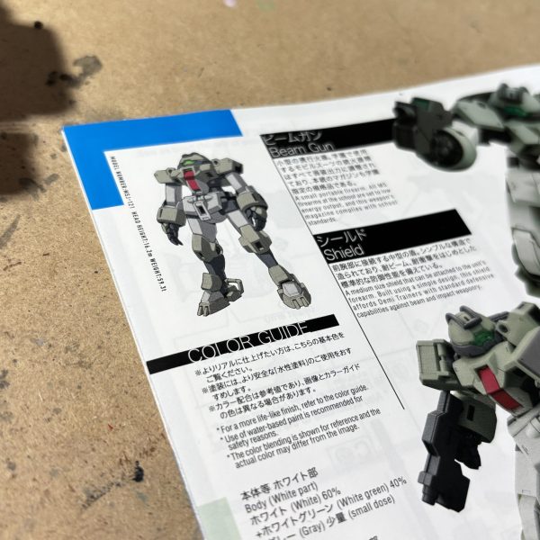 筆塗りの２色目完了しました。全体的に黄色に寄ったデザートカラー的な感じにしたいという思惑でしたが、そもそも取説の設定画のカラーリングはこっちの方のイメージでした。（完成見本や成型色は緑寄り）（4枚目）