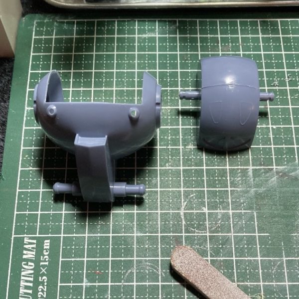旧キット1/144アッグ製作開始です！これ人気キットだったんですねwこちらでも色んな方が色んなカスタムを施し投稿されていてビックリしたと同時にとても参考になります。自分好みにチョイス(パクリ)させていただきながら進めていきたいと思います。ズゴックの腕とアッグのドリルって寸法ピッタリなんですね！塗装の関係とモノアイの関係で胴体？分割してます。ひじの部分アッグらしさをもうちょっと追加したい。。（2枚目）