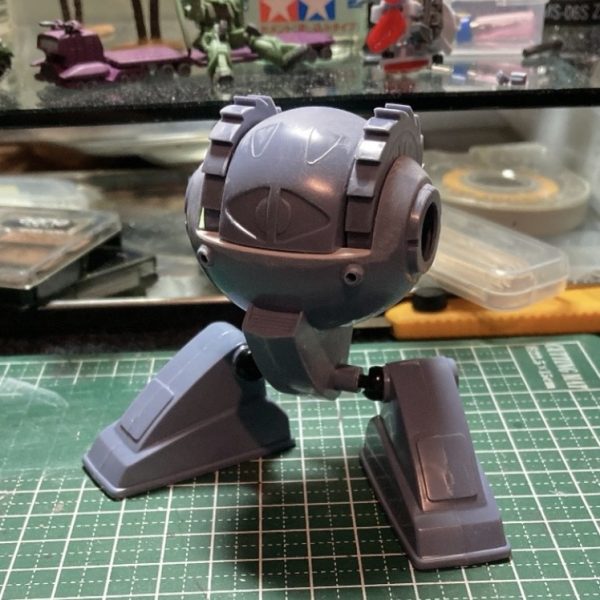 旧キット1/144アッグ製作開始です！これ人気キットだったんですねwこちらでも色んな方が色んなカスタムを施し投稿されていてビックリしたと同時にとても参考になります。自分好みにチョイス(パクリ)させていただきながら進めていきたいと思います。ズゴックの腕とアッグのドリルって寸法ピッタリなんですね！塗装の関係とモノアイの関係で胴体？分割してます。ひじの部分アッグらしさをもうちょっと追加したい。。（3枚目）