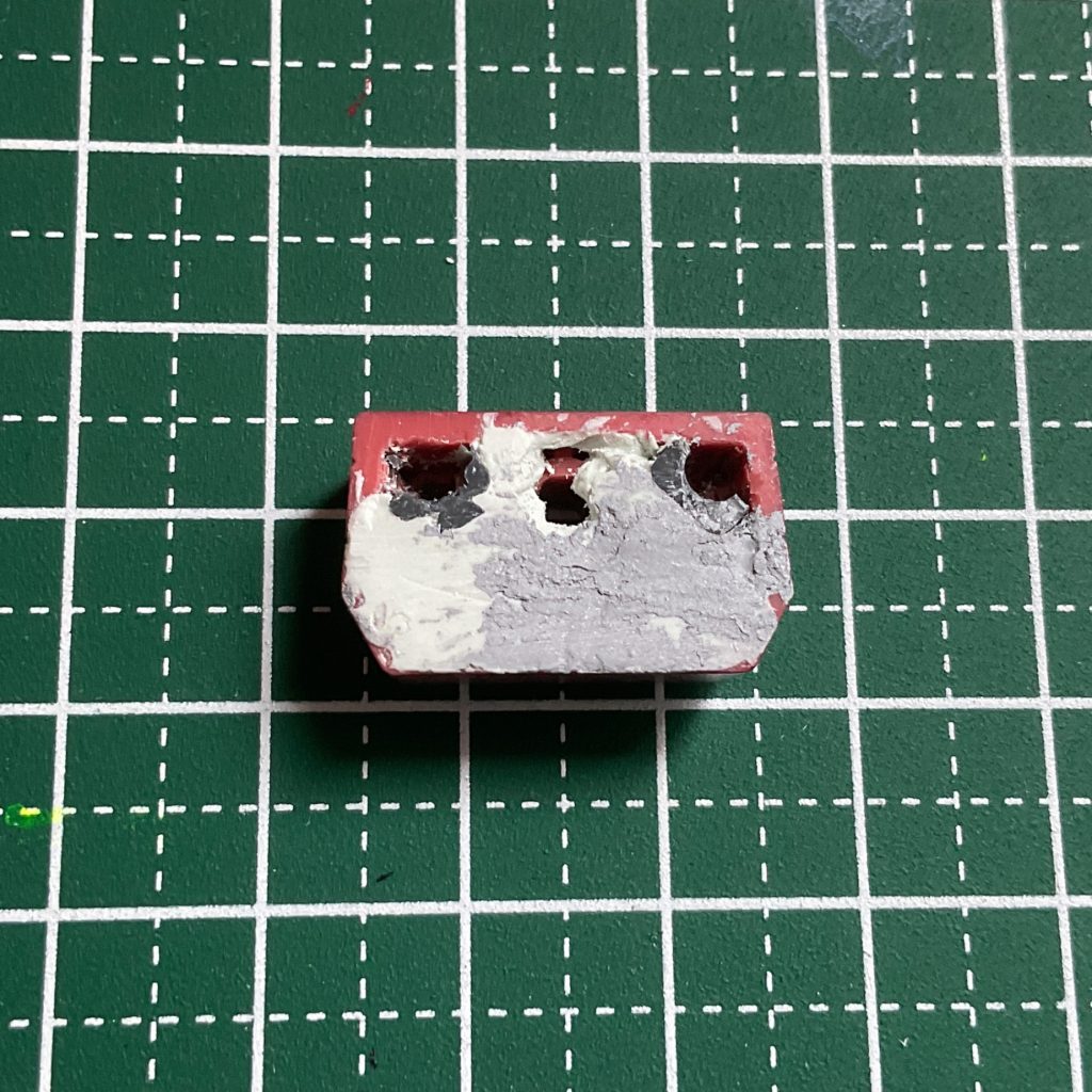 　そこで改造を施しました。本来背面フレームに付く腕の付け根をゲルググ用の背中パーツに取り付けられるようにポリキャップを仕込みます。エポパテを充填してポリキャップを固定しています（埋めきれてないところにラッカーパテを盛っています）。