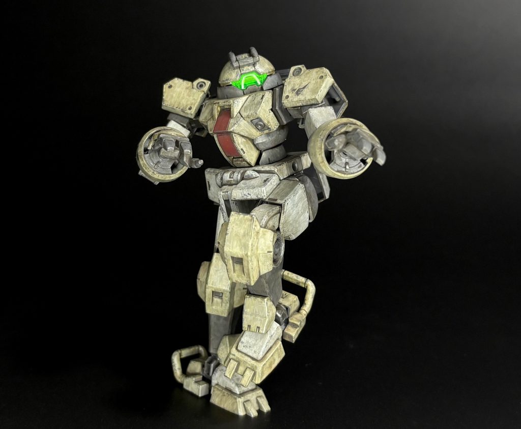 今回は武器も作らずなので、可動域が進化した現代のガンプラを味わうために色々とポージング着けてお送りします。