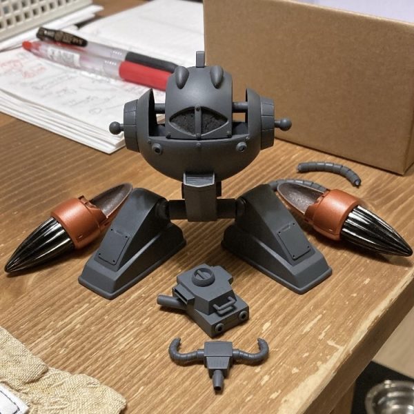 なんとか塗装に漕ぎ着けましたw下地にはガイヤのメカサフスーパーヘビー上塗りにはMr.メタリックカラーGXを混色ボカシも同じくデカール貼ってトップコートしたら完成なんで明日お披露目できたらいいかな。。（2枚目）