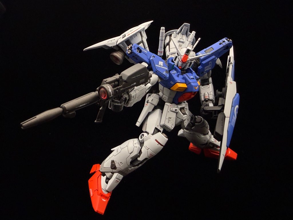 【カラーレシピ】白① &nbsp;スチールホワイト（ガイア）白② &nbsp;ニュートラルグレイⅢ（ガイアノーツ）をベースに彩度や色合いを微調整フレーム　アドバンスドジョイントの食いつきを良くするため、プライマーを吹きつけた後、さらに、プライマーを少量添加したメカサフ・スーパーヘビィで塗装青　ブライトロイヤルブルー（ガイアノーツ）に風蒼（ガイアノーツ）を加えて、コバルトブルー（ガイアノーツ）でブルーの濃淡を調整黄　マンダリンイエロー（ガイアノーツ）をベースにホワイトとイエローで微調整赤　緋色（クレオス）にフレイムレッド（ガイアノーツ）で調整武器・バーニア　黒鉄色と焼鉄色でパーツごとに調色トップコート　フラットクリアプレミアム（ガイアノーツ）