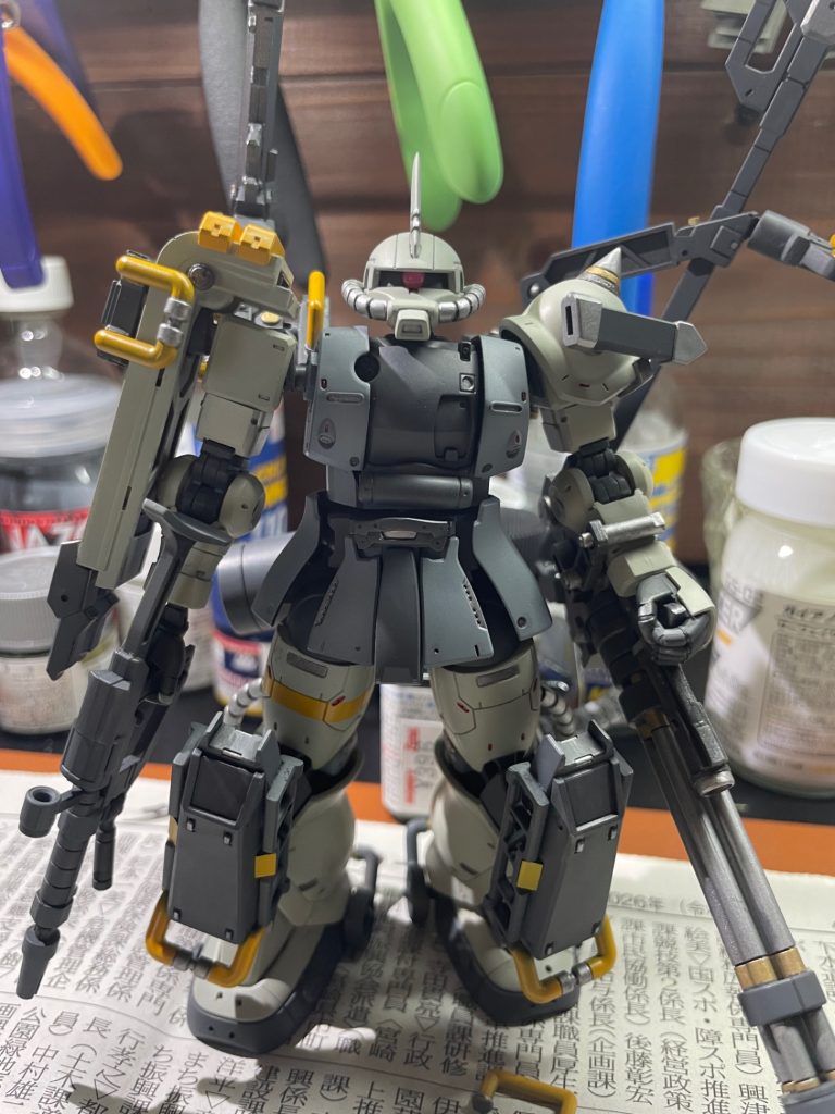 その他2画像は汚し前。カラーリングはマジで悩みました。ザクのオリジナルカラーが難し過ぎて。元が完成され過ぎてるんですよね。赤はシャァだし、白はシンマツナガだし。みたいな。なので結局王道の緑！メインは自分が好きなカモグレーサブはカモグレー+グレー+ティターンズブルーサブサブカラーでアトラスガンダムのイエローオレンジをいれました。&nbsp;