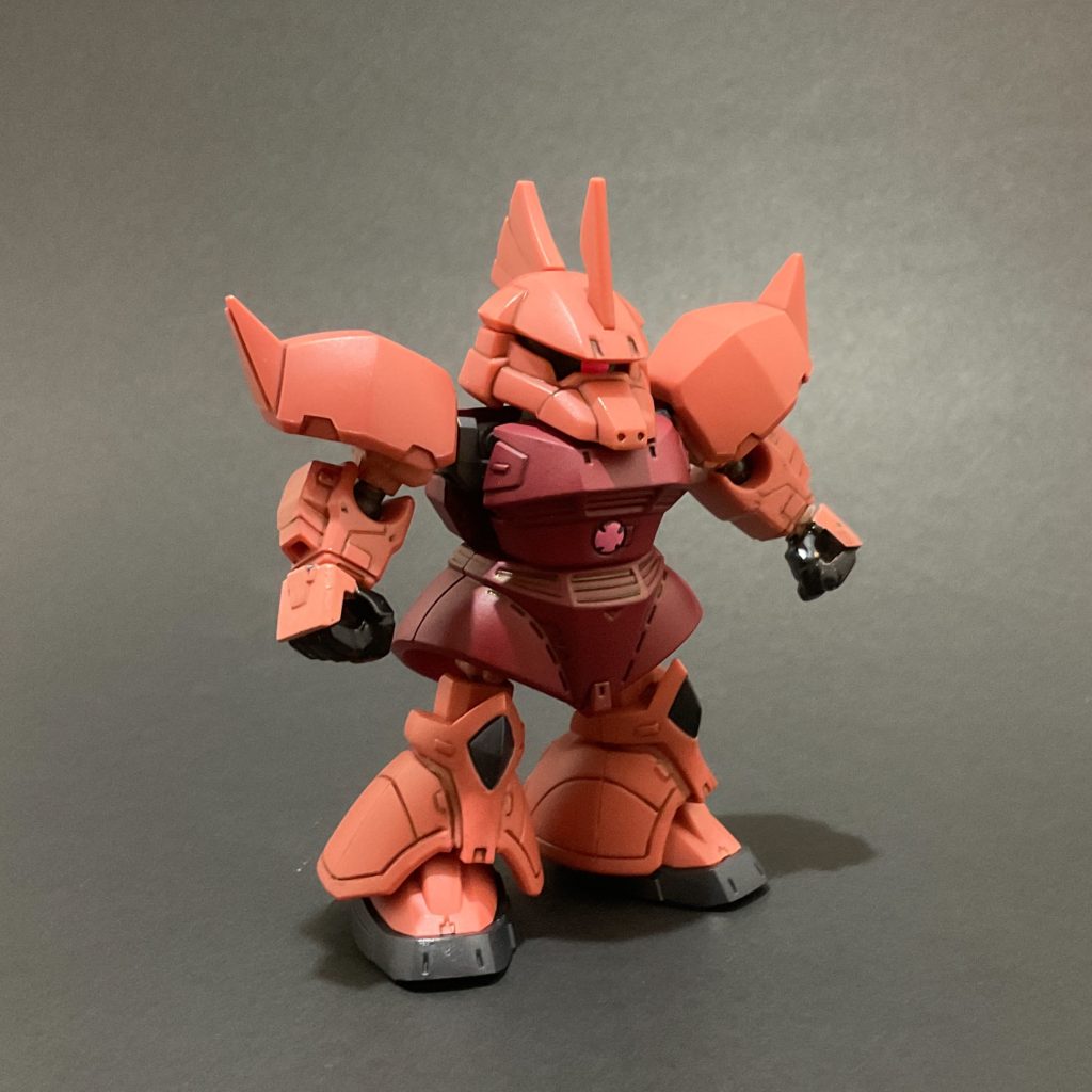 　本体は成形色仕上げ、色が足りない所を水ホビガンダムカラーのシャアレッドとシャアピンクとファントムグレーで塗ってます。お腹のハッチは水性アクリルマーカーでチョイ塗り。マービーフォードローイング（水性顔料超極細ペン）のブラウンでスミ入れしています。