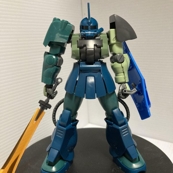 友人からキットを頂きました✨僕、ほとんどジャンク購入で作るのですが😅今回はキットを頂き、ジャンクでミキシング✨腕とボディ腰回りはF2ザク。サーベルとシールドは、リバイブグフ。左肩はMSVの水中用ザクです。F2ザクとマリナーは、キットとしては時期が近く、まぁ差し替えでイケるかな、と。左右肩部は多少の加工でなんとか😅もう少しイジるつもりですが、スタイルはこんな感じで😊キットを頂いた事を、息子に話したら、自分も持ってるから、ジオン残党軍。って、コンセプトでお互い作ろうよ✨と、言われ✋製作し始めました。完成したら、一緒に写真撮りたいですね😊（2枚目）