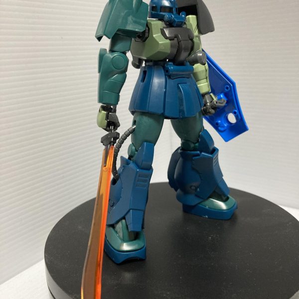 友人からキットを頂きました✨僕、ほとんどジャンク購入で作るのですが😅今回はキットを頂き、ジャンクでミキシング✨腕とボディ腰回りはF2ザク。サーベルとシールドは、リバイブグフ。左肩はMSVの水中用ザクです。F2ザクとマリナーは、キットとしては時期が近く、まぁ差し替えでイケるかな、と。左右肩部は多少の加工でなんとか😅もう少しイジるつもりですが、スタイルはこんな感じで😊キットを頂いた事を、息子に話したら、自分も持ってるから、ジオン残党軍。って、コンセプトでお互い作ろうよ✨と、言われ✋製作し始めました。完成したら、一緒に写真撮りたいですね😊（3枚目）