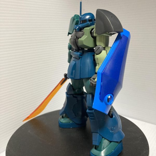 友人からキットを頂きました✨僕、ほとんどジャンク購入で作るのですが😅今回はキットを頂き、ジャンクでミキシング✨腕とボディ腰回りはF2ザク。サーベルとシールドは、リバイブグフ。左肩はMSVの水中用ザクです。F2ザクとマリナーは、キットとしては時期が近く、まぁ差し替えでイケるかな、と。左右肩部は多少の加工でなんとか😅もう少しイジるつもりですが、スタイルはこんな感じで😊キットを頂いた事を、息子に話したら、自分も持ってるから、ジオン残党軍。って、コンセプトでお互い作ろうよ✨と、言われ✋製作し始めました。完成したら、一緒に写真撮りたいですね😊（4枚目）