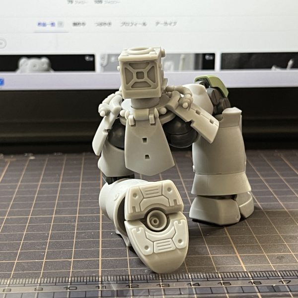 はい、ユルユルお爺苦闘の公開による皆様のご機嫌伺いの時間ですよ♥。&nbsp;クリアランスの余裕と欲望(笑)を詰め込んで脳内構想したものを現実の素材強度と解像度に当てはめてみる。&nbsp;問題と対策・スタイル(外形/ポージング時)及第点。部品クリアランス詰めとスカート接続部切り欠き(開閉可動余裕)増量。・胸と肩構造のハメ合わせダボ(差し込み)を強化。・首可動枠増量。継続事案・自前頭部・膝関節外装テストプリント準備。・ザクマシンガン検討開始。・ザクバズーカ検討開始。・ヒートホーク比率改善版検討開始。　…ということでお風呂で考えてくる…。&nbsp;ハニー：また失神寝落ちしないでよ？チェックに行くわよ！&nbsp;…お手数おかけします…(^^;)。　そんな中・更なる蛇足：(今後)パルスケーブル可動成立により…自家製可動指検討開始？&nbsp;溺れてなかったら…続くよっ。&nbsp;（4枚目）