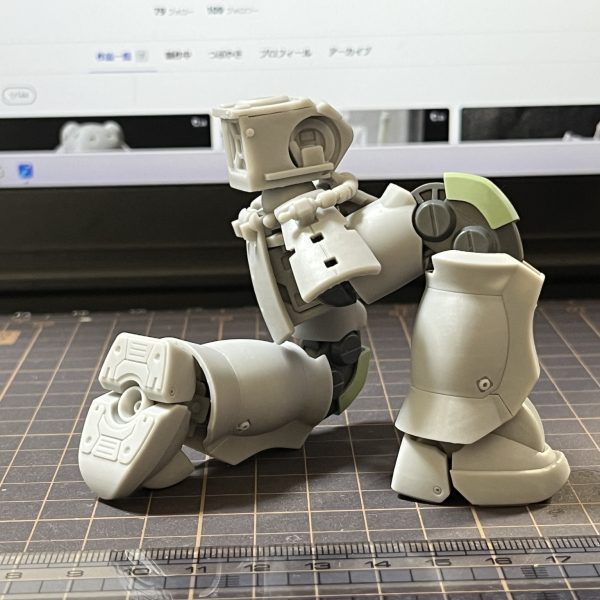 はい、ユルユルお爺苦闘の公開による皆様のご機嫌伺いの時間ですよ♥。&nbsp;クリアランスの余裕と欲望(笑)を詰め込んで脳内構想したものを現実の素材強度と解像度に当てはめてみる。&nbsp;問題と対策・スタイル(外形/ポージング時)及第点。部品クリアランス詰めとスカート接続部切り欠き(開閉可動余裕)増量。・胸と肩構造のハメ合わせダボ(差し込み)を強化。・首可動枠増量。継続事案・自前頭部・膝関節外装テストプリント準備。・ザクマシンガン検討開始。・ザクバズーカ検討開始。・ヒートホーク比率改善版検討開始。　…ということでお風呂で考えてくる…。&nbsp;ハニー：また失神寝落ちしないでよ？チェックに行くわよ！&nbsp;…お手数おかけします…(^^;)。　そんな中・更なる蛇足：(今後)パルスケーブル可動成立により…自家製可動指検討開始？&nbsp;溺れてなかったら…続くよっ。&nbsp;（5枚目）