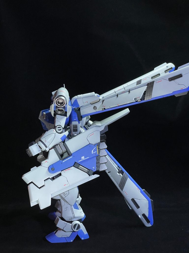 横から。武器はフルドドから拝借。モビルスーツがより大きく見えるよう、デカール類は敢えて1/144用をしています。