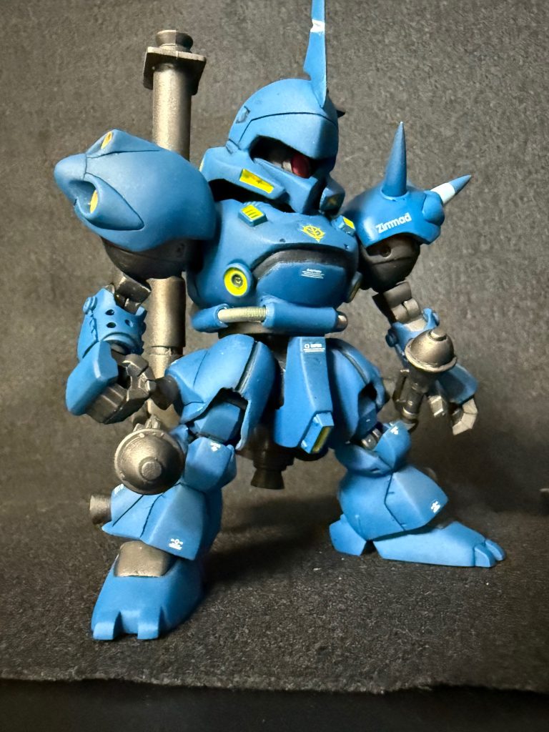頭はBB戦士を使用し、マスクは切り離して作り直しました。ボディは旧1/144を使用、フレームに合うように幅つめしてます。腰も手を加えてフレームに合わせてます。肩も旧キットを改造。太腿も旧キット。腕と脛はMJから拝借。中をくり抜いてフレームが入るようにしてます。足だけ三国伝のケンプファーを使い幅増ししてます。