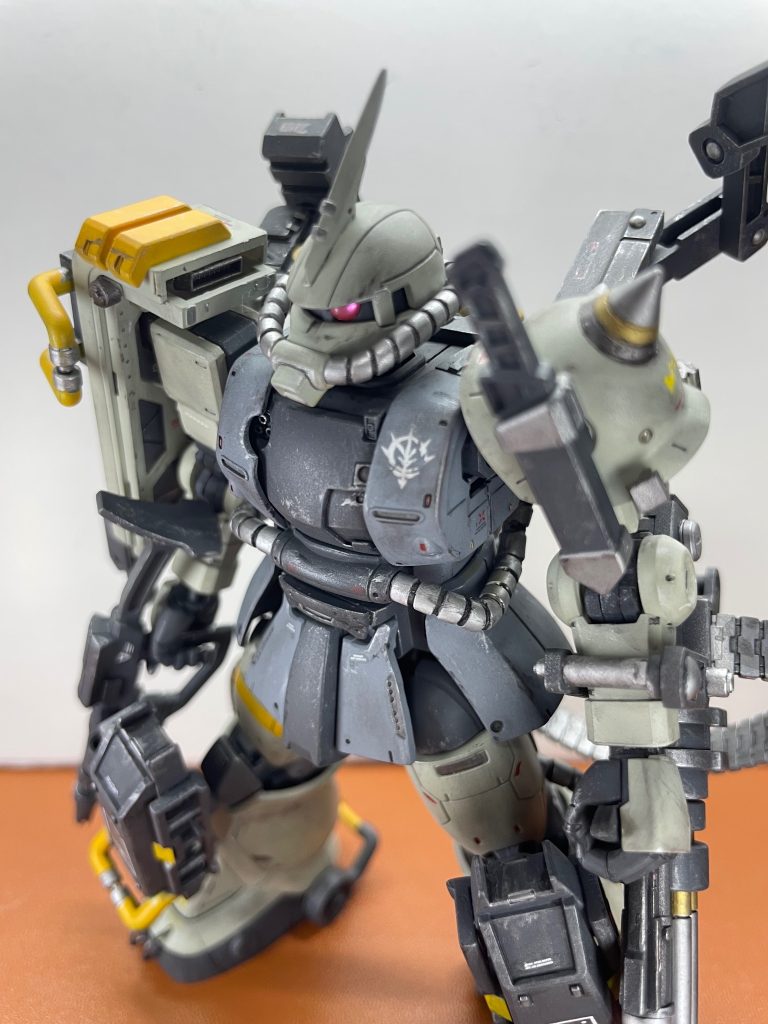 しっかりやるなら前からやりたかった武器モリモリ装備にしよう！！ということで、考えたのがイオが全て1人でこなす。『近・中・遠距離装備』ザクです。味方が傷つき倒れていく様を見て全ての作戦を独りで行う意思の表れがこの装備類になります。