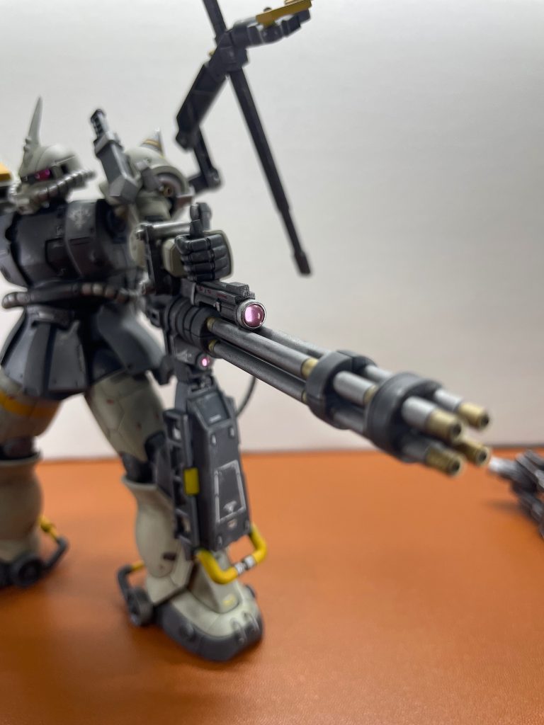 &nbsp;装備3ガトリングガン腕部と固定部がシンデレラフィットしたことに感激。重たい武装を腕全体で支えるというリアリティとガトリングなのに明らか回転部に干渉するレンズ。。。フュージョンセンスが我ながら天元突破。(兄貴ぃぃ)神フィットしたジャンクパーツにレンズ付けられると思ったら付けたくなっちゃいました。