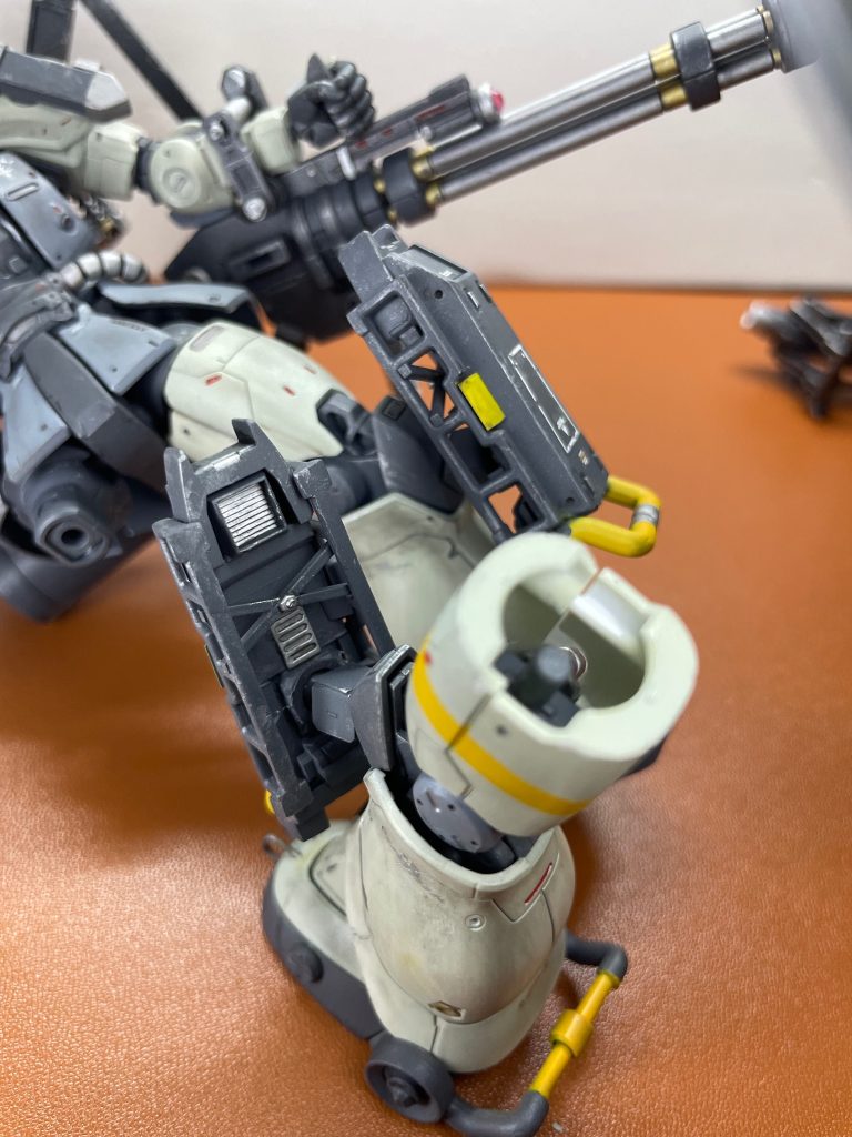 その他3タクティカルギアカバー武装付け過ぎて安定性が欠如したのでそれを補う装備。武器を手放さずに支える台/脚部の防御力UP。※膝にポン付けしたので整備班泣き泣き装備です。