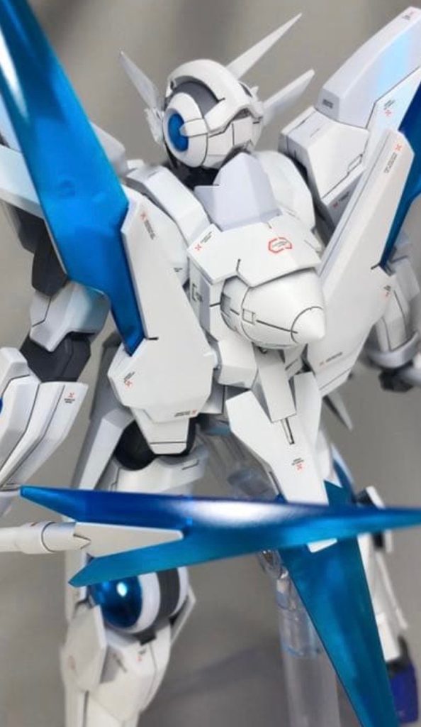 クリアーパーツも削り込みでシャープ化。その後にクリアー塗装。