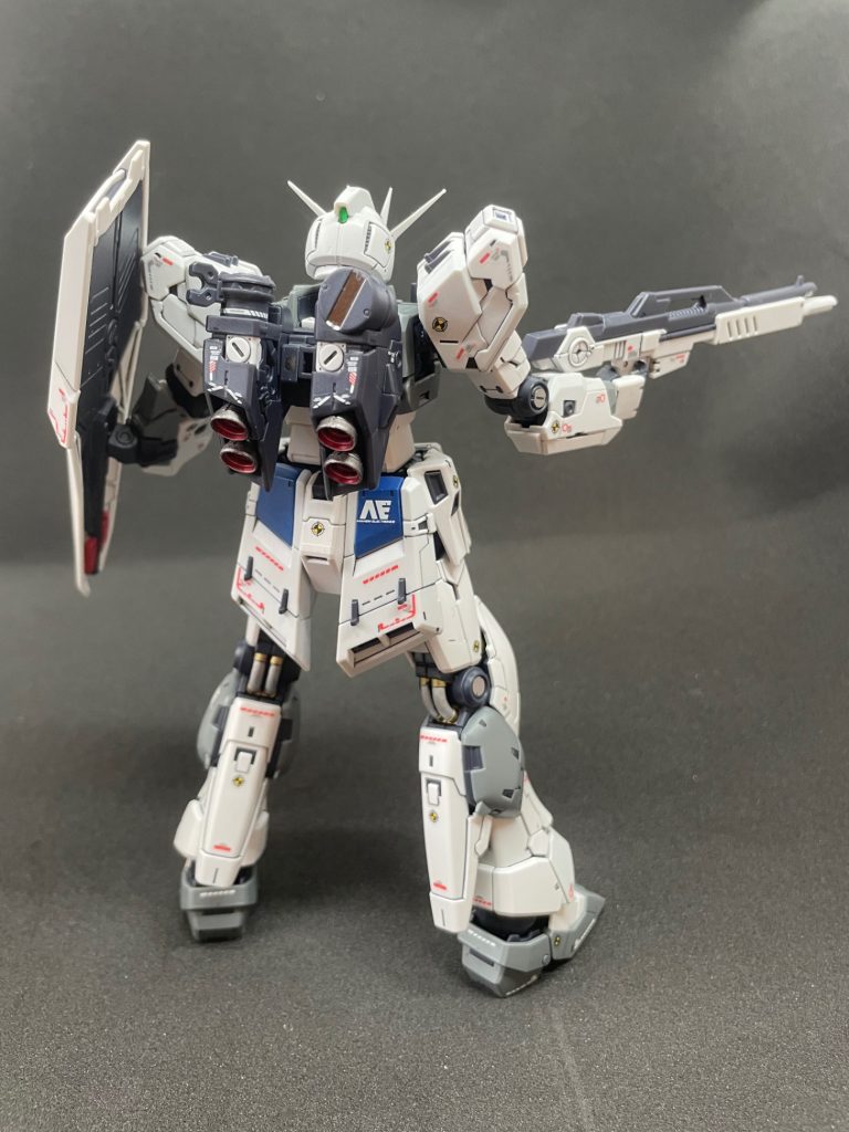 バックショットバーニアを部分塗装(内側をガンダムマーカーのシャインシルバーで塗装後、エナメル塗料のクリアレッドで塗装して、外側を水性塗料の焼鉄色で！)、膝裏のパイプをエナメル塗料のフラットアルミとゴールドリーフで塗り分け)😁