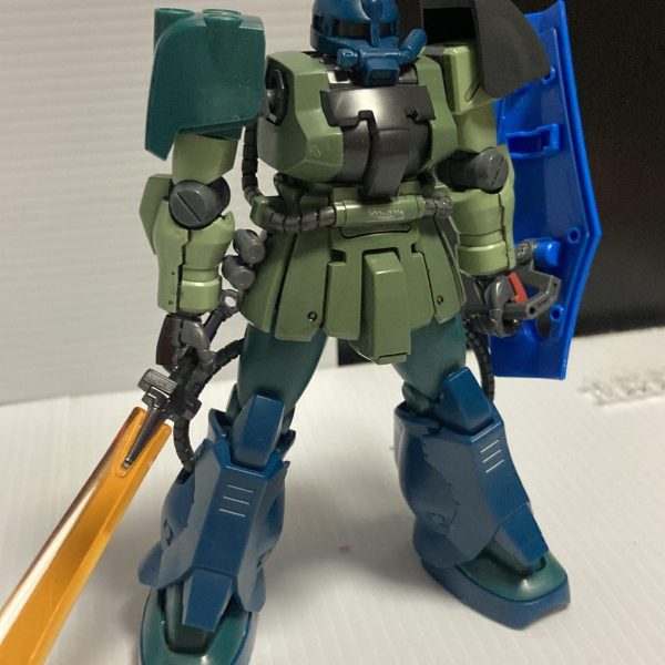 友人からキットを頂きました✨僕、ほとんどジャンク購入で作るのですが😅今回はキットを頂き、ジャンクでミキシング✨腕とボディ腰回りはF2ザク。サーベルとシールドは、リバイブグフ。左肩はMSVの水中用ザクです。F2ザクとマリナーは、キットとしては時期が近く、まぁ差し替えでイケるかな、と。左右肩部は多少の加工でなんとか😅もう少しイジるつもりですが、スタイルはこんな感じで😊キットを頂いた事を、息子に話したら、自分も持ってるから、ジオン残党軍。って、コンセプトでお互い作ろうよ✨と、言われ✋製作し始めました。完成したら、一緒に写真撮りたいですね😊（5枚目）