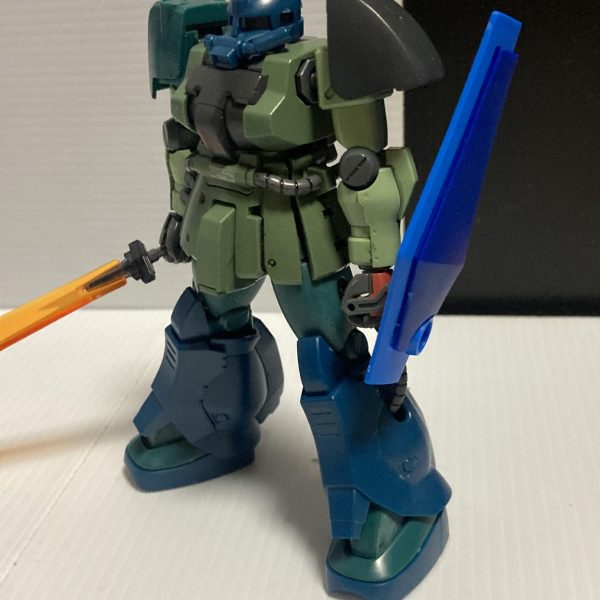 友人からキットを頂きました✨僕、ほとんどジャンク購入で作るのですが😅今回はキットを頂き、ジャンクでミキシング✨腕とボディ腰回りはF2ザク。サーベルとシールドは、リバイブグフ。左肩はMSVの水中用ザクです。F2ザクとマリナーは、キットとしては時期が近く、まぁ差し替えでイケるかな、と。左右肩部は多少の加工でなんとか😅もう少しイジるつもりですが、スタイルはこんな感じで😊キットを頂いた事を、息子に話したら、自分も持ってるから、ジオン残党軍。って、コンセプトでお互い作ろうよ✨と、言われ✋製作し始めました。完成したら、一緒に写真撮りたいですね😊（6枚目）