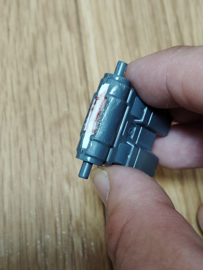 　バックパックの加工です。　フルバーニアンからそのままバックパックを移植してしまうとフルバーニアンを組み立てられなくなるので、実はこの作品のバックパックはフルバーニアンのキットに付属するコアファイターⅡを加工して製作しました。　まずは、コアファイターの機首部分と接続するパーツを切り離し、隙間をプラ板で埋めます（この後、パテでさらに埋めてキレイに整形しました）。