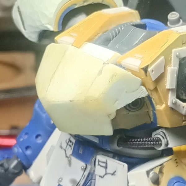 せっかくアーマーつけるんだから何もないのはちょっと寂しい気がしたので、ビーム砲とカバーを付けてみることに。四角いブロックをパテで盛って削りだし、砲口の開口部を開けてます。そこに合わせて、カバーを被せるって寸法ですね。毎度の適当工作故、とにかくズレる。 カバーをぴったり被せるのは良いものの、適当な可動方式ではダメだとやり直し。 可動部を設けたは良いけど隙間ができる始末。 私、こういう適当故に上手くいかない部分の偶然性という奴が好きなんですよね。ということで、隙間は薄手のプラバンで塞いでディテール扱いにしました。砲口は初めは市販のスラスターパーツを中に収めていましたが、パテで四角に作り直してます。(2枚目)