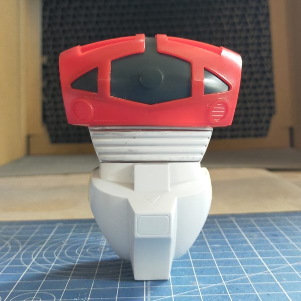 　製作編3回目、このキットの気になる部分の一つが胸から腰へかけて無理やり線を繋げたような急角度の腹部側面で、何というか…美しくない。 角度が緩やかになるよう修整してみましたが、 胸幅との差がありすぎるので胸パーツも幅詰めが必要、何処を詰めたら良いか思案中です。&nbsp;（2枚目）