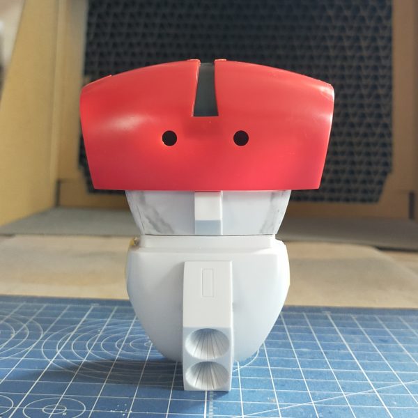 　製作編3回目、このキットの気になる部分の一つが胸から腰へかけて無理やり線を繋げたような急角度の腹部側面で、何というか…美しくない。 角度が緩やかになるよう修整してみましたが、 胸幅との差がありすぎるので胸パーツも幅詰めが必要、何処を詰めたら良いか思案中です。&nbsp;（3枚目）