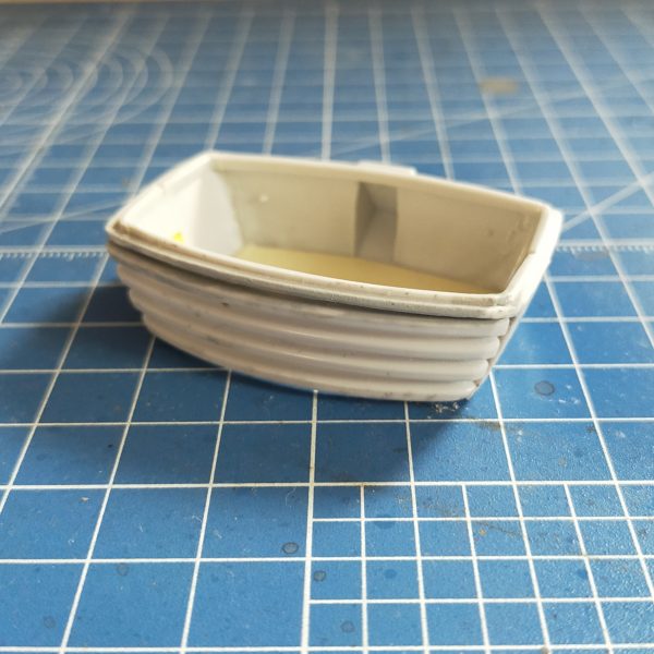 　製作編3回目、このキットの気になる部分の一つが胸から腰へかけて無理やり線を繋げたような急角度の腹部側面で、何というか…美しくない。 角度が緩やかになるよう修整してみましたが、 胸幅との差がありすぎるので胸パーツも幅詰めが必要、何処を詰めたら良いか思案中です。&nbsp;（4枚目）