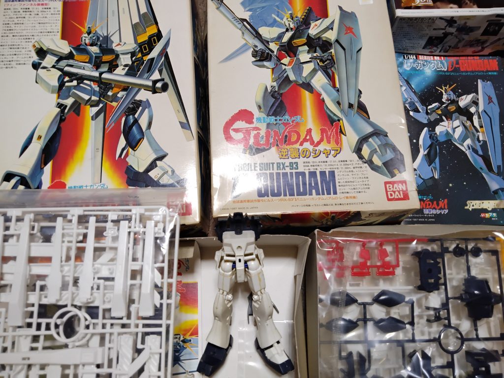 作品名：ニューガンダムの日<p>ウン十年放置中。 ※左ファンネル付きはポケ戦、f90の頃です→部品紛失判明→イタミ破れの右中古品入手→今ココ→たぶん放置</p>
