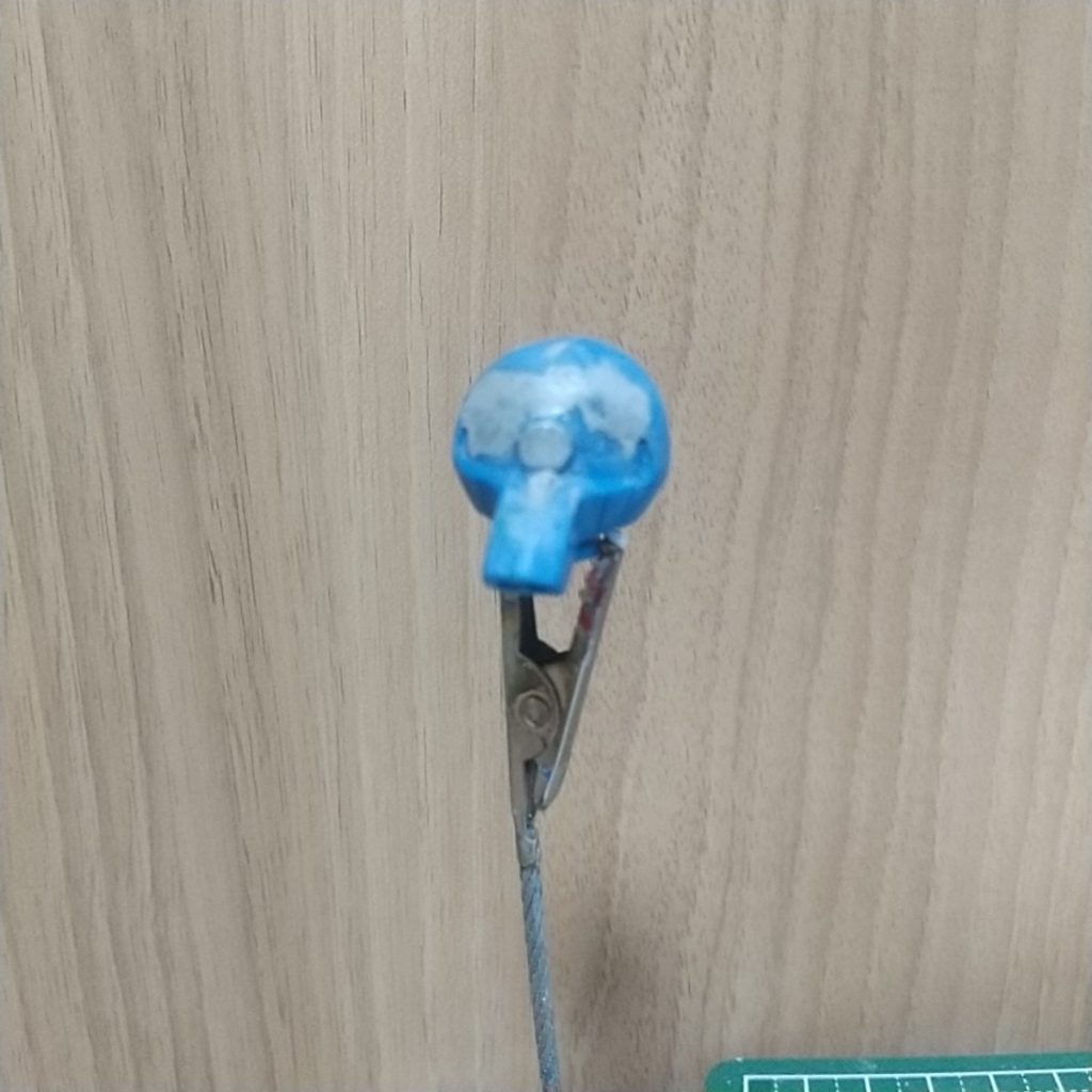 おでこを削って半月型のモノアイを満月型に加工します。