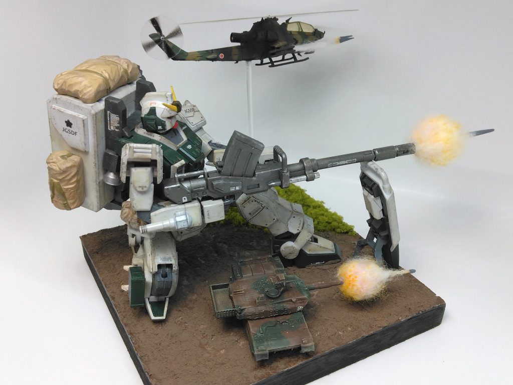 10式戦車は、ピッ〇〇ード 1/144。コブラは、食玩。ペラのみカスタマイズ。