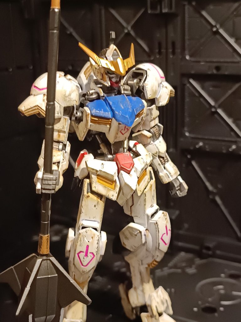 これまで宇宙世紀関連以外のガンダムをほぼ観ていなかったのですが、オルフェンズは最初から最後までずっと楽しめました。多少のツッコミ所はあれど最終回の終わり際なんかはずっと涙出てました笑リアルタイムではネタにされてたイメージが印象が強かったのですが観てよかったです。EDのフリージアの威力が凄かった...