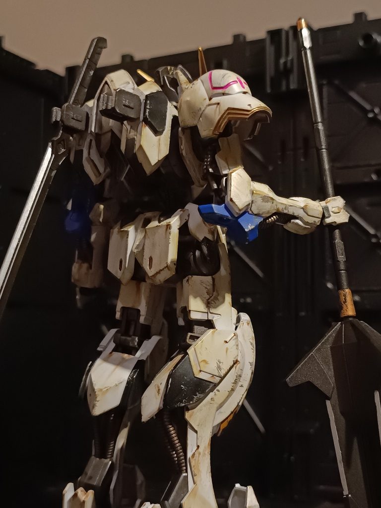 下地はグレーサフで、ホワイト：exホワイト＋ニュートラルグレー3少量ブルー：キャラクターブルーレッド：MSレッドゴールド：スターブライトゴールド＋パールカッパー少量ピンク：ファレホの蛍光マゼンタフレーム：フレームメタリック1＋メタルブラック少量パイプ部分：焼鉄色(ミスターホビーマーカー)汚しは各社の水性マーカーやウェザリングマスターを使いました。