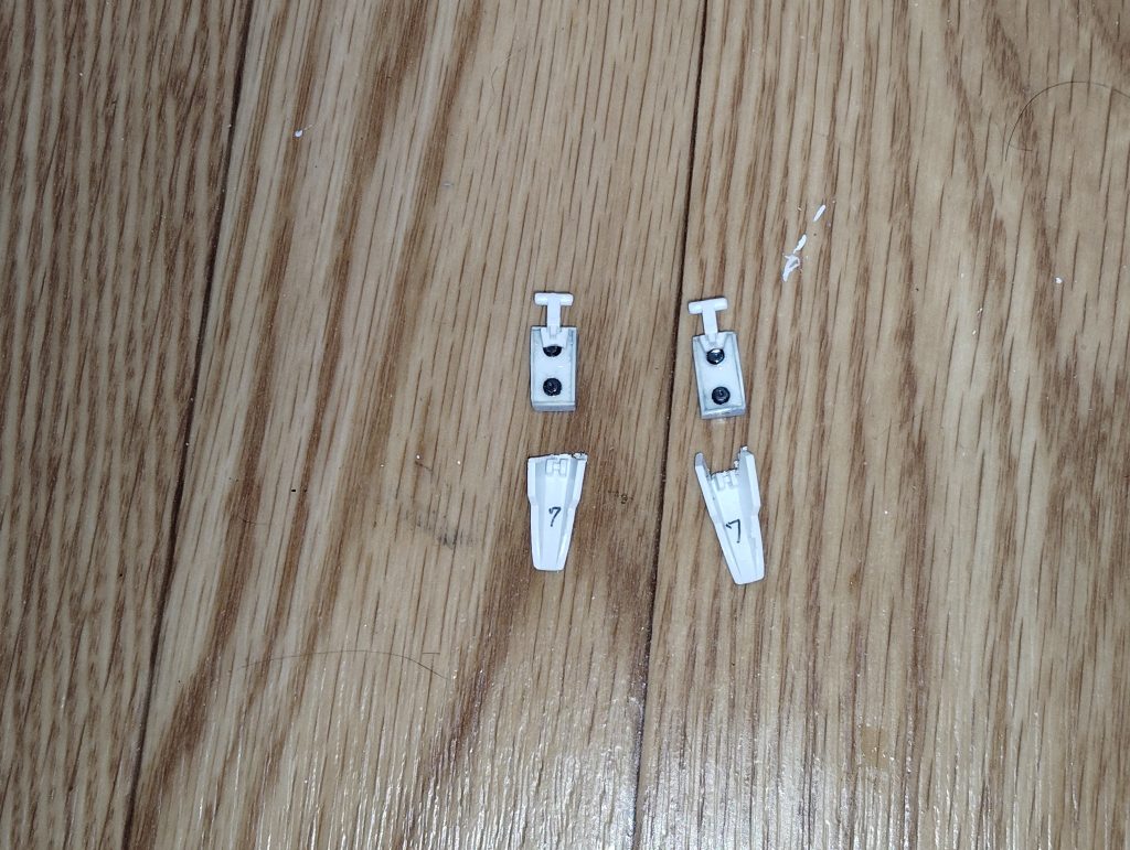 　ふくらはぎのスラスターの加工です。　プラ板で箱組みしたパーツに市販のバーニアパーツを組み込み、フルバーニアンのふくらはぎスラスターパーツを加工したモノと合体させてあります。　ちなみに、バーニアパーツを差し込んだ底板のパーツは、失敗したユニバーサルブースターポッド接続用のパーツの再利用です(笑)。　こんな所で役に立つとは思いもしませんでした。