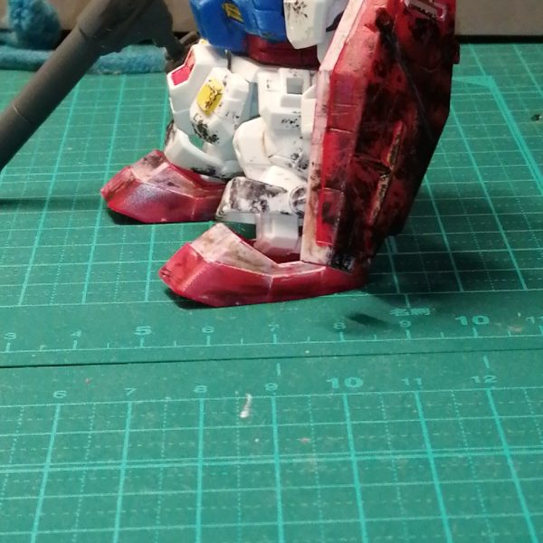 3年前に作った EX スタンダードのファーストダメージ 加工に頑張って挑戦したり針金 使って内部パーツの表現をしたり昔にしては頑張ってた方 なんですけどね バズーカの接着がめっちゃ見えてるし もう少し ダメージ加工しても良かったんじゃないかというわけで作り直します（2枚目）