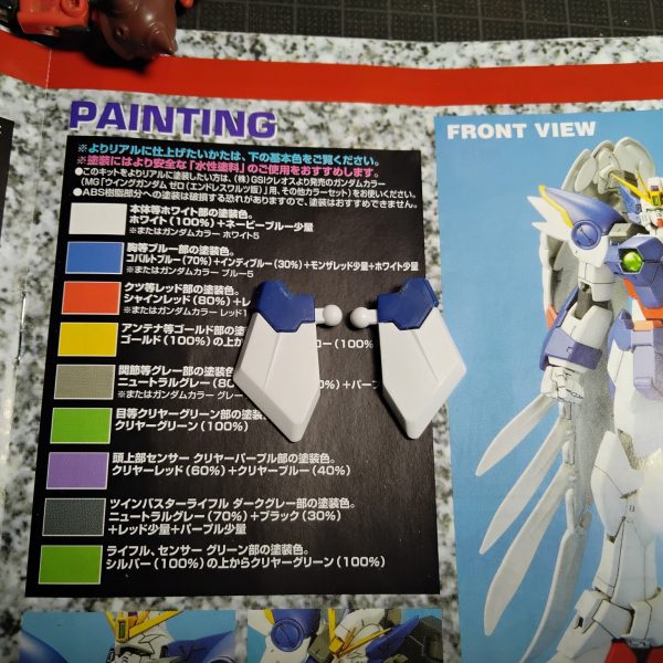 先日紹介したザクの紛失部品がジャンクから見つかりました。1994生産開始のようです。他量ザク、初代、vは一部破損だったり紛失。普通に箱は保管してません。ゼロカスの方はライフル下に部品かませてグリップをやや斜めにして、ツインバスターにした時に指が届くようにしました。他腰フロントアーマーの形状変更です。たぶん後は特筆することもないような、表面処理ののちの塗装になりそうです。ここからがまたダラダラダラダラ続くのです。（4枚目）