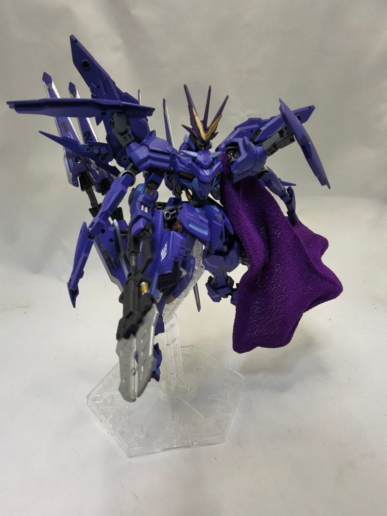厄災戦に参戦した７２のガンダムフレームの一つ、紫のマントを装備しているが、ギャラルホルンの紋章などが描かれていないのでどの家系に属しているかは不明となっている。