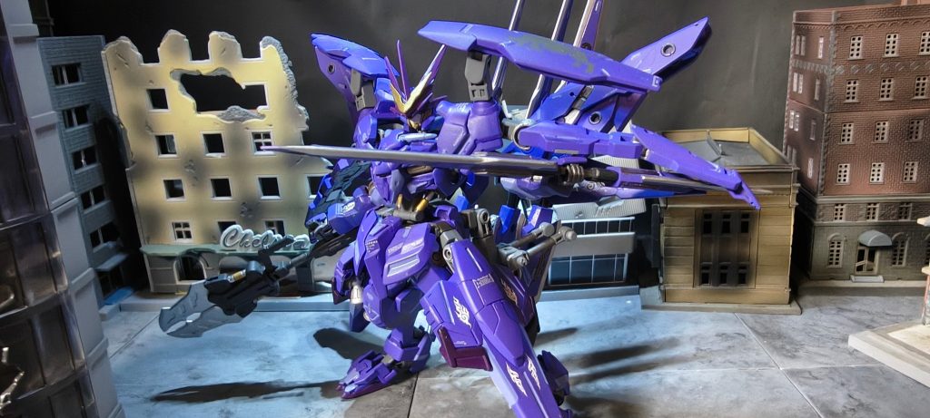 ではモラクスはどうやってMAに対して電子戦を仕掛けたのか？記録によるとバインダーを剣のように構えてMAに突撃、装甲を貫き、突き刺したバインダーからMAのAIにハッキングをかけたらしい。あのバインダーは推進器でも剣でもなく、その本質はリアクターの干渉も装甲の厚さも無視できるMAの機体内部から干渉するためのアンテナだったというわけだ。ただ、三つ目の問題点であるAIシステムの強固さは残っており、十数秒でシステムを復帰させてしまうものの、刹那で生と死が別れる戦場においてその十数秒はまさに値千金と言える。