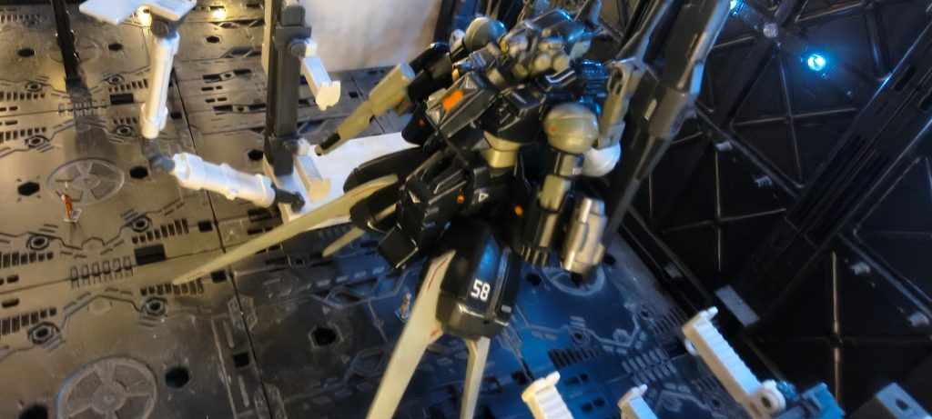 胴体　ジムパワード腰　？足　MGエールストライクのブースター手　ガンキャノン頭　いろいろな混ぜ合わせこれ等に色切ったりつけたりした結果です。