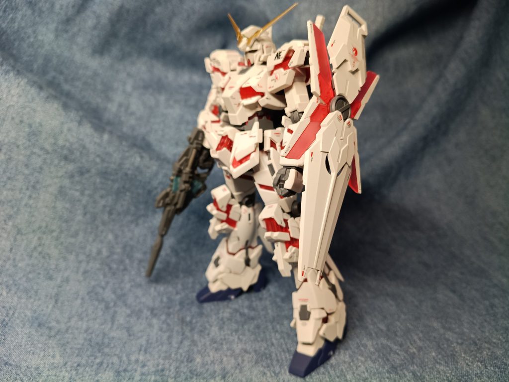 サイコフレームは以前作ったバンシィと同じ処理ですが、ヒケとかをやすりかけた上で半透明にしています。透けちゃうとなんかおもちゃっぽいので。