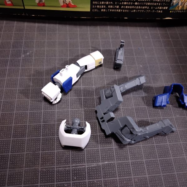 ゼロカスは相変わらずダラダラ続けてます。上腕の段差削りやら親指少し曲げたりとか。段差は白飛びして見づらいですけど。ABS合わせ目消し表面処理の難儀中やらなんやらやってます。今回の本題は、V2入手という話です。ある日某店舗で何故にこの日にこの時間帯?という感じで棚に鎮座してまして、ほかにお客さんもいてとにかく手に取って(買うた止めた音頭をしてました)キープ。結局指ががっちりホールドして離さず状態になってましたので買いました。(欲しいキットではあったんですけど大本命が無い)その後他店舗回ってみましたがV2は無し。帰宅して?だったのでネットで調べたら今回のV2再販はバン直ストップじゃなくて問屋まで行っていたというオチでした。なのでまあ都市部では店舗によってはV2沢山画像がありました。田舎なんでほんとに無いという。ついでに日にちがずれたかでその日にバン直再販がずれたらしく、本気印、コレクター、転売ヤーは(他のレアキット目当てで)バン直再販店舗に流れてた感じのようです。旧キットから大体20年後にようやくMG出たわけですが、そのころにはもうプラモ止めててそれでもV2MG出ると聞いて「買うだけ買っとくか」と考えて電気屋で何か買うときにおもちゃコーナー見てもある時がなくて、まあガンプラ頑張ってる店舗でもなかったのもあって、かといって地方市街地型のガンプラ頑張ってるまずありそうなでっかいとこまで行く気もなくで買わずじまい。というわけで、まあなんというかいざ入手したら、結構ウチで一人祭り状態。割と自分でもわからんとこがあってあれほどやる気なくしてプラモ手に取ってなかった自分がここまでガンプラ増やすとは思いも寄らなんだ。ちなみにノーマルの旧HGVは何故か箱だけ残ってます。 (4枚目)